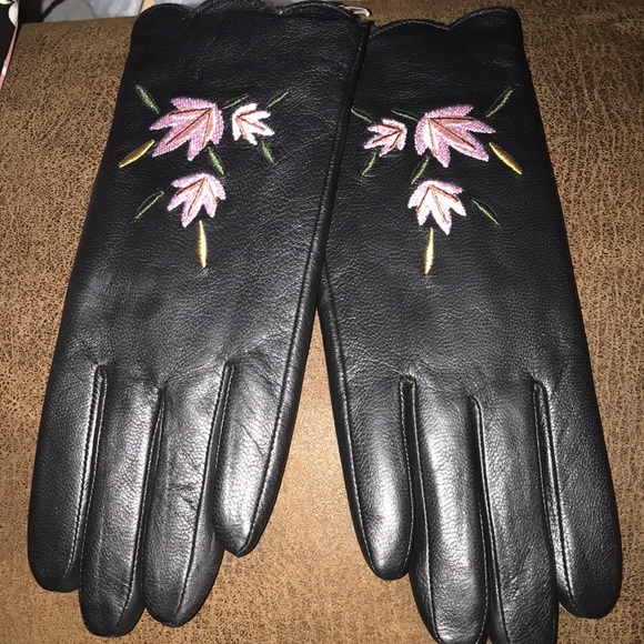 πHPπNew scalloped edge embroidered leather glove - Picture 2 of 8